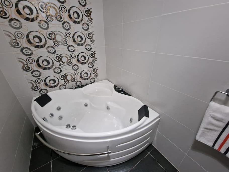 City Center Properties - Modern Two Bedroom Apartment With A Hot Tub And Amazing Location San Pawl il-Baħar Eksteriør billede